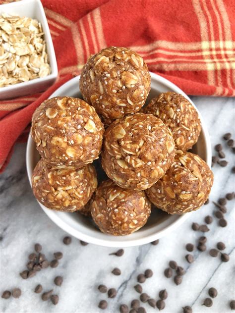 Healthy peanut butter snacks. These energy balls are no bake, super easy to make and take less than 10 minutes to put together. Loaded with protein, fiber and healthy fats to keep you full and loaded with energy throughout the day. Made with only 5 ingredients: peanut butter, old fashioned oats, flax seed, honey and chocolate chips. Everything gets combined in one … 