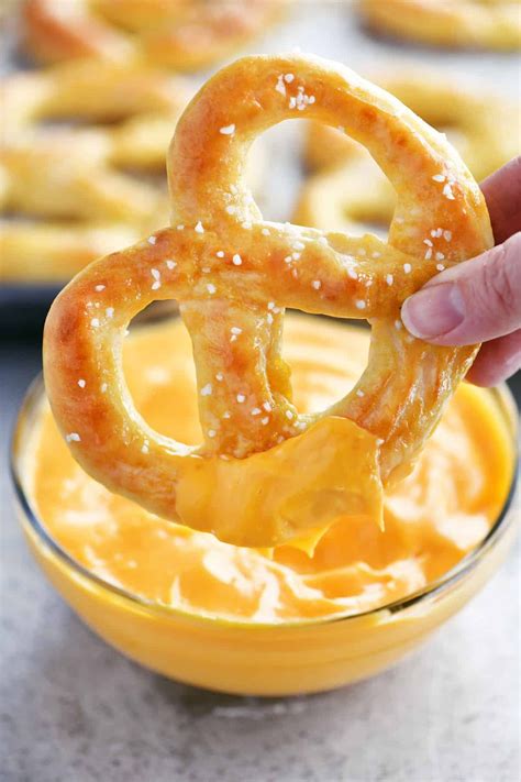 Healthy pretzels. Are Soft Pretzels Healthy? Are soft pretzels healthy? Again, the answer lies in the nutrient content that they have. Soft pretzels are a variant of the otherwise hard and crunchy pretzels, and are also made from refined flour. A small-sized, soft pretzel supplies 210 calories—about 10% of a standard 2,000-calorie diet. 