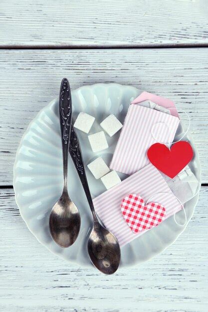 Heart shaped teabag tags, spoon and sugar cubes foto de Stock