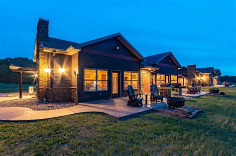 Heartland lodge. Take a trip along the Mississippi River bluffs and see an elk farm, eagles, deer, turkey, and the most scenic river valley view in the Midwest! Enjoy the breathtaking sunset across the … 