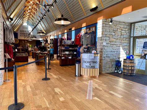 Heaven hill distillery tour. Hybrid bikes are often called “cross bikes” because they combine the characteristics of mountain, road, and touring bikes. They’re ideal for gravel and dirt paths or paved roads an... 