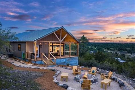 Suttyn's Place in Fredericksburg, Texas 😍 Fun and relaxation are the heart of this 4-bedroom, 4-bathroom home located just blocks away from shopping and restaurants! An entertainment barn that includes a bar, pool table 🎱 , and theater seating to watch your favorite movie 🎥 or sports, as well as a full kitchen in the house, you can .... 
