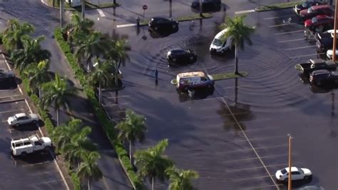 Heavy rainfall floods parking lot of SW Miami-Dade shopping plaza following days of stormy weather