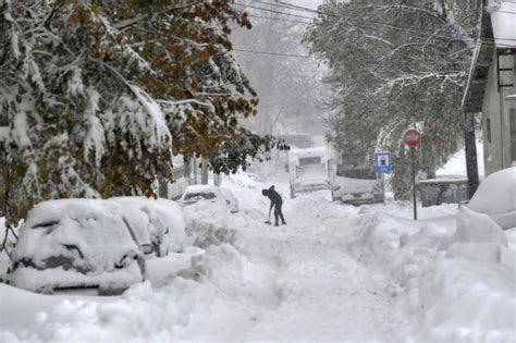 Heavy snowfall in Romania and Moldova leaves 1 person dead and many without electricity