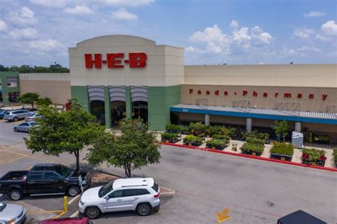 A H-E-B Curbside Pickup & Grocery Delivery is located at 651 S. Walnut Avenue, New Braunfels, Texas 78130. 
