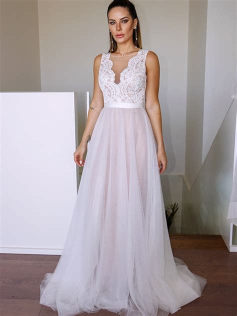 Hebeos wedding dresses. Wedding Dresses In Various Styles. At Hebeos, our extensive range of styles will see you easily find a wedding dress to suit your figure. If you have a classic hourglass figure and are looking for mermaid wedding dresses or sexy wedding dresses to show off your gorgeous curves we have numerous options for you to choose from. 