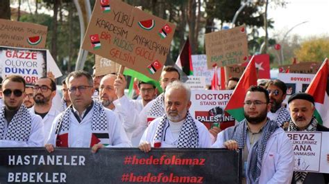 Hekimler gerçekleştirdikleri ‘sessiz yürüyüş’ ile İsrail’i bir kez daha kınadı
