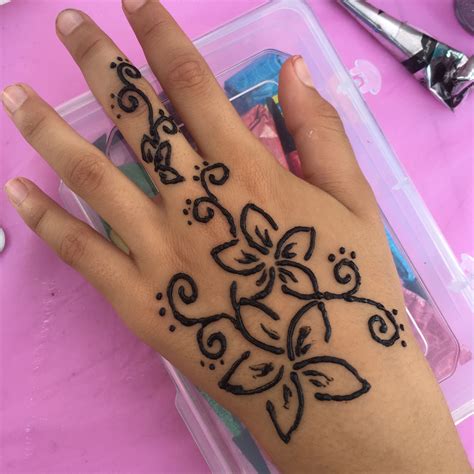 Apr 4, 2024 · Eid henna inspo I love the mix of intricate florals and swirls in this flowy design 💕 I've posted this on my feed before but it's all the way down so here it is again for those still looking for henna designs next week!! I have 4/7 availability for those who need to book their Eid henna - dm for more info :) Inspo by @melis.henna