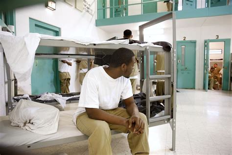 The exact number of prisoners who escape varies from year to year, and in general, these numbers have been on the decline as time has progressed; for example, in 1993, the Bureau o.... 