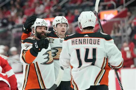 Henrique scores 4th goal in 2 games as Ducks down slumping Red Wings, 4-3