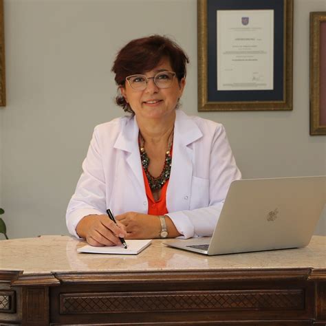 Her yerde "ben" var fotosu olmuş, Op. Dr. Aynur Şendemir.