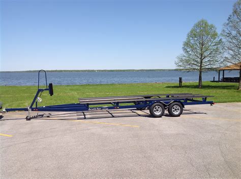 Heritage boat trailers. Larger boat trailers are used for hauling yachts, pontoon boats and other heavy watercraft. For this type of trailer, the empty weight ranges from 1,100 to 4,400 pounds, and the average is about 2,200 pounds. When loaded with a large boat, the trailer weight increases greatly. The capacity depends on the build of the trailer and its configuration. GVWR can … 