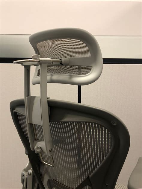 Herman miller headrest. Yea I mean I understand being anti headrest if you prefer the chair with no headrest. The point I disagree with is that it isn’t in the same styling as the chair. It looks allot like it would be sold by Herman Miller as an accessory. It has the same membrane back. 