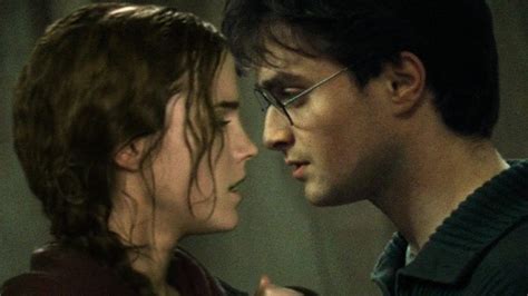 Hermione kiss Harry Harry and hermione, Harry potter kiss, …