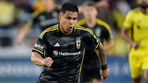 Hernández second fastest to hat trick as Crew beat Fire 3-0 to clinch playoff berth