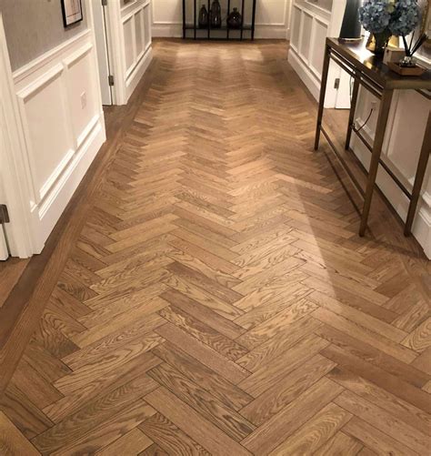 Herringbone floor. Herringbone wooden flooring is a type of flooring that features rectangular blocks arranged in a zigzag pattern reminiscent of a fish's skeleton. The term "herringbone" refers to this distinctive weave-like pattern. Traditionally, herringbone flooring was made from solid oak parquet blocks, but it is now also available in laminate form, … 