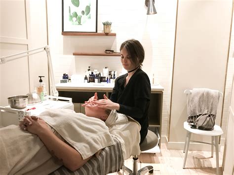Heyday spa. Oct 28, 2019 ... A review of Heyday on Beverly Boulevard in Los Angeles and their facial offerings for the Salon and Spa Directory series on The Beauty of ... 