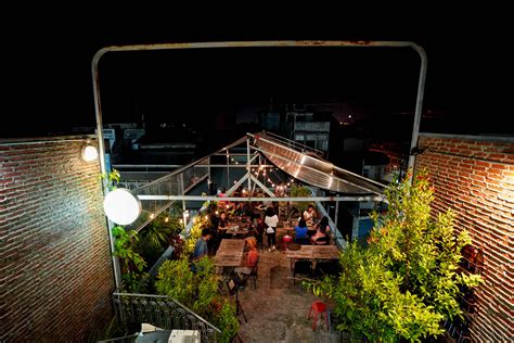 Hidden Something Rooftop Bar & Bistro - Trang, จังหวัด ...