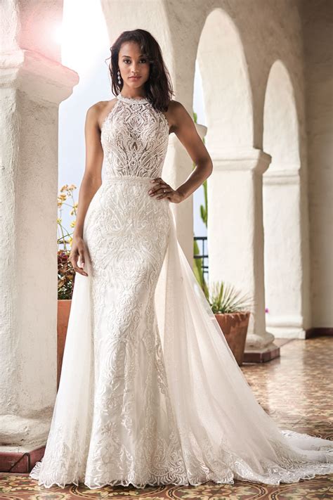 High neckline wedding dress. Depending on the formality of the wedding and any personal issues with mobility, the grandmother of the bride may choose to wear a long dress, a shorter dress or a pantsuit to her ... 