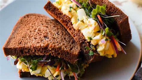 High protein sandwiches. Add into a bowl 2 ounces of Greek yogurt, 1 scoop of your choice flavor protein powder, and 2 tablespoons of peanut butter or other nut butter. Change the flavor of your sandwich by mixing and matching your Greek yogurt and protein powder flavors. Mix those ingredients together until creamy. Take out 2 slices of your favorite healthy bread or ... 