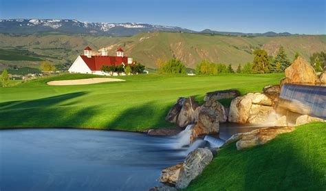 Highlander golf course. The Highlander Golf Course, a premier destination hideaway nestled high above the Columbia River in Wenatchee, an easy getaway from the West side for vacationers enjoying the sun and sights in Lake Chelan, Leavenworth and the beautiful Wenatchee Valley. 