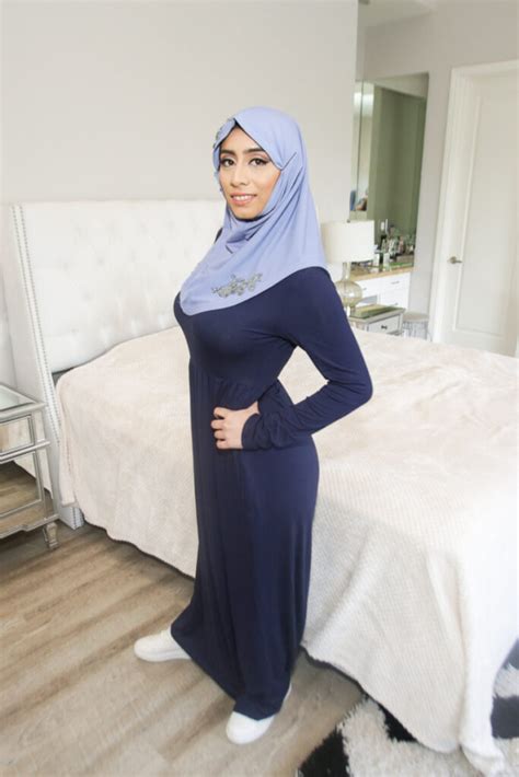 HijabHookup.com is a premium site where chicks in hijabs get laid in America. It launched just a couple of months ago, and its traffic graph is a steadily growing mountain. More than 300,000 masturbators aimed their browsers and ding-dongs at the site last month, which tells me there’s something there worth getting excited about. 