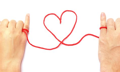 Hilo rojo. Jun 15, 2022 · La leyenda japonesa indica que el hilo rojo está atado al dedo meñique, ya que está relacionado con la arteria cubital, la cual conecta nuestro corazón con esta parte de la mano.La narración ... 