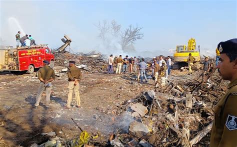 Hindistan'da kaçak havai fişek fabrikasında patlama: 11 ölü - Son Dakika Haberleri