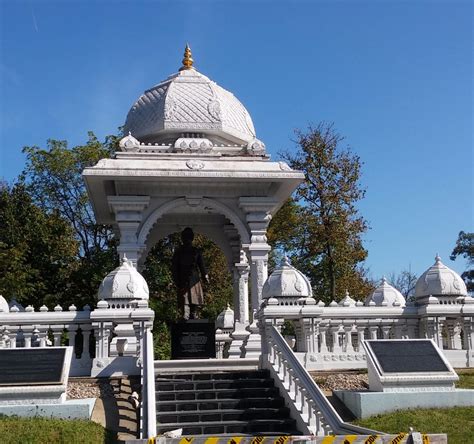 Hindu temple of greater chicago. Completed in 1986, the Hindu Temple of Greater Chicago is a Hindu temple complex located in Lemont, Illinois. It includes a Rama temple and a temple dedicated to Ganesha, Shiva, and Durga. 