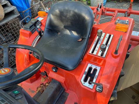 Hinomoto n179.  V&yacute;konn&yacute; naftov&yacute; tř&iacute;v&aacute;lec o objemu 1 litru s...