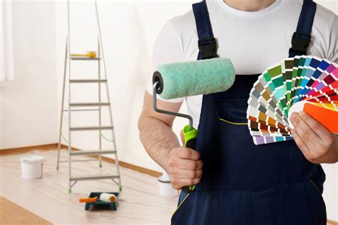 Hire a painter. On average it costs $380-$790 to hire a painter to paint a 10×12 room. This doesn’t include trim, ceilings, or the cost of the paint. To get an estimate of the average price of painting per room, other factors are figured in. The painter will need to know the square footage of the surface to be painted. 