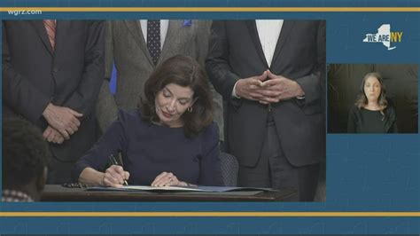 Hochul signs Executive Order ahead of Title 42 expiration