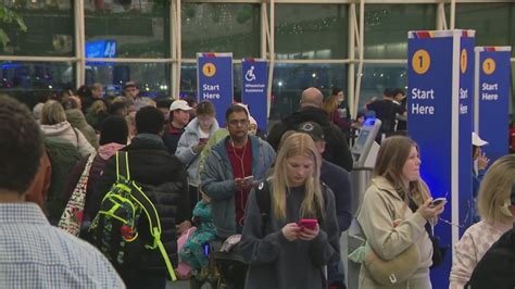 Holiday travelers unfazed by winter weather in Chicago