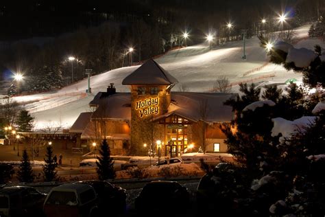 Holidayvalley - Lift View Resort Standard Room King. With a great location on the ski slopes and golf course, the Inn is a friendly and comfortable place to sleep, eat & drink and gather with friends or family. These king bedrooms look …