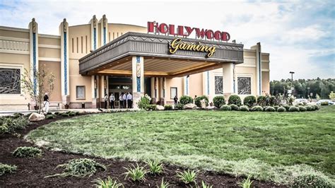 Hollywood gaming mahoning valley. T r a c k f a c t s. Some quick facts on Mahoning Valley Race Course: It's a one-mile, 80-foot-wide oval racetrack used for thoroughbred racing. The stretch is 1,000 feet long. The track is banked at 3 percent in the stretches and 6 percent in the turns. 