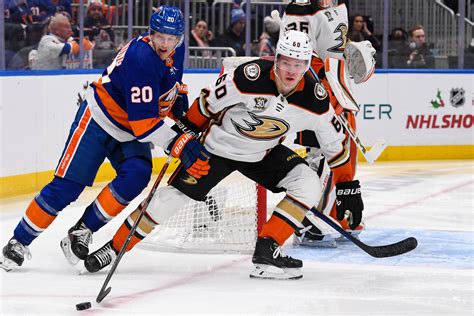 Holmstrom’s late short-handed goal lifts Islanders to 4-3 win over Ducks