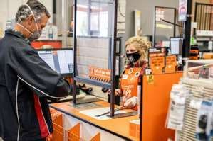 The estimated total pay range for a Full Time Cashier at The Home Depot is $15-$17 per hour, which includes base salary and additional pay. The average Full Time Cashier base salary at The Home Depot is $16 per hour. The average additional pay is $0 per hour, which could include cash bonus, stock, commission, profit sharing or tips.. 