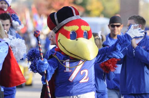 26 ago 2014 ... The University of Kansas is tapping its roster of famous alumni, lining up Rob Riggle to lead the school's homecoming parade in downtown .... 