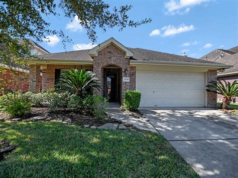 Homes for rent in spring. Charming 4 bedrooms, 2 full and 1 half baths home located in Spring Trails, zoned to excellent Conroe ISD. This house' s floor plan features a large open kitchen with granite countertops, kitchen isla. $2,500/mo. 4 beds 2.5 baths 2,323 sq ft. 2410 Keegan Hollow Ln, Spring, TX 77386. 