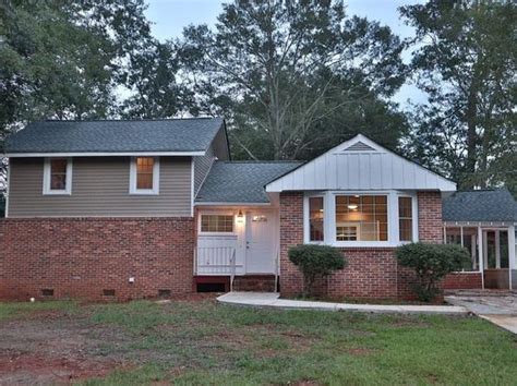 416 4th Ave SE, Thomaston, GA 30286 For Rent in Thomaston, Ga! Beautifully Renovated Home right in the heart of Thomaston, Ga. Fast commute to ALL shopping ! 2bed (could be used as 3 bedroom if desired), 1 large bath home with Granite countertops, LVP and Hardwood Floors, Mudroom/Laundry room with separate entrance, Beautiful open. 