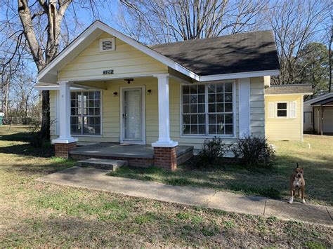 Homes for rent in tupelo ms. McKenzie Bolin Kessinger Real Estate. $375,000. 4 Beds. 3 Baths. 2,622 Sq Ft. 878 Highland Dr N, Tupelo, MS 38801. Beautiful home located in Highland Park Subdivision. This home offers 4 spacious bedrooms and 2.5 baths, all on one level. The great room features hardwood floors, built-in cabinetry, and a gas fireplace. 