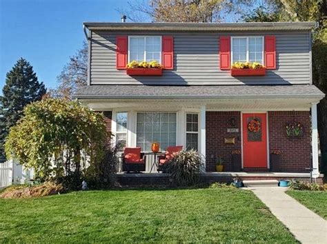 Homes for sale in ferndale mi. Recommended. $300,000 Open Sun 1 - 3PM. 3 Beds. 1.5 Baths. 1,078 Sq Ft. 1506 Leroy St, Ferndale, MI 48220. Welcome Home to this Charming Bungalow in the Heart of Ferndale! Nestled on an oversized corner Lot, this residence boasts a bright and spacious living room adorned with coved ceilings and arched passageways. 