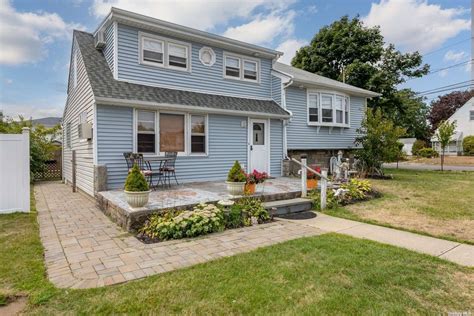 On average, homes in Lindenhurst, NY sell after 53 days on the market compared to the national average of 41 days. The average sale price for homes in Lindenhurst, NY over the last 12 months is $565,880 , up 6% from the average home sale price over the previous 12 months. 