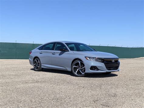 Honda accord gas mileage. When the low gas light is on, a Honda Accord can travel for an additional 46.81 miles or just over 75 kilometers. The distance a Honda Accord travels past this point depends on fue... 