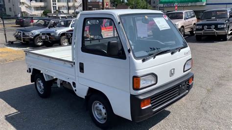 Classic Honda Acty SDX kei-truck. Powered by a 550cc gasoline motor mounted under the bed with a 5-speed manual transmission with a simple 2WD/4WD system. Good little work truck with just 52,311 kilometers ( 32,500 miles). Kei trucks offer great utility – 350kg load capacity and comfortable at 50+ MPH and delivering around 40MPG Inexpensive to operate, easy to store and offer great utility .... 