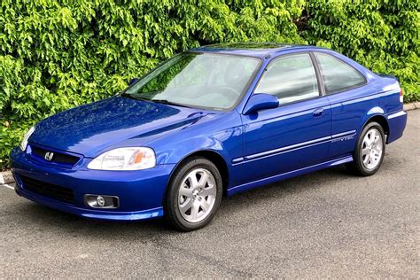 Honda civic 2000 si. When it comes to purchasing a Honda Civic, one of the biggest decisions you’ll have to make is whether to buy a new or used model. While there are benefits to both options, buying ... 