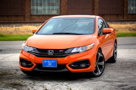 Honda civic sí. The Civic Si sports performance-inspired chrome exhaust finishers, a gloss-black decklid spoiler, and athletic styling. Shown in Blazing Orange Pearl. 18-Inch Alloy Wheels. With thoughtfully designed styling details like 18-inch matte-black wheels, the Civic Si is one eye-catching ride. Comfortable Interior. 