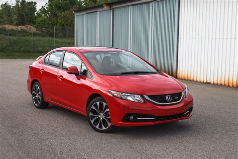Honda civic si 2013. Which Is Better: 2013 Honda Civic or 2013 Hyundai Elantra? The 2013 Hyundai Elantra is another fine alternative. The Elantra offers good fuel economy (up to 28/38 mpg city/highway), and it’s available in a wide range of body styles (sedan, coupe, and hatchback). ... The Civic Si has a 2.4-liter four-cylinder engine with 201 horsepower, … 