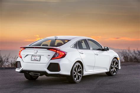 Honda civic si 2017. The Honda Civic Sedan was crafted for drivers with a passion for performance. Its lightweight body and wide-set frame are designed for dominating tight corners ... 