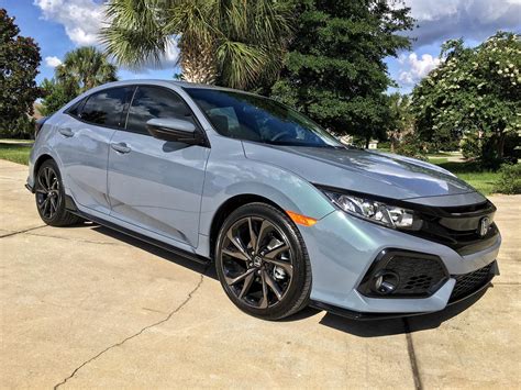 Honda civic sonic grey. Jul 10, 2023 ... QuickLookCarChannel provides a complete walkaround of the beautiful 2023 Honda Civic Si 2023 exterior color Sonic Gray P with black/red ... 
